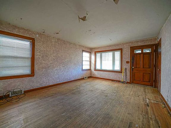 4th image of 2323 Sharon Ave