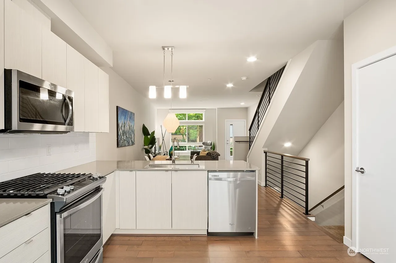 2 bed, 1360 sqft, $3,200 — Photo 2
