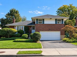 52 Winthrop Rd, Plainview, NY 11803