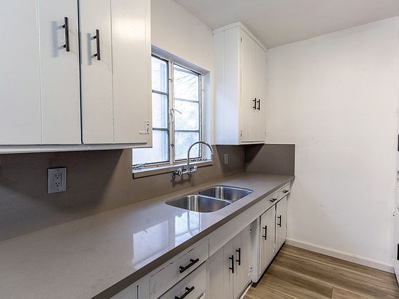 2nd image of 412 W Elmwood Ave APT C