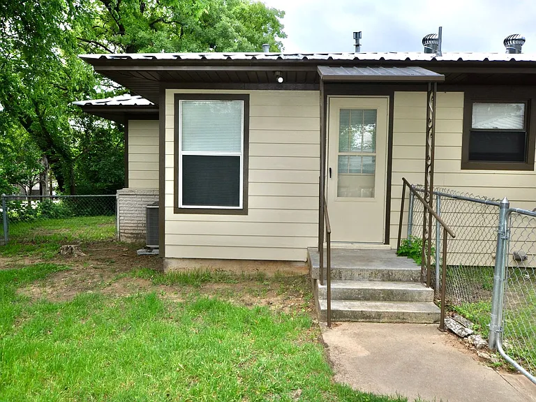 712 W Bridge St — Photo 12