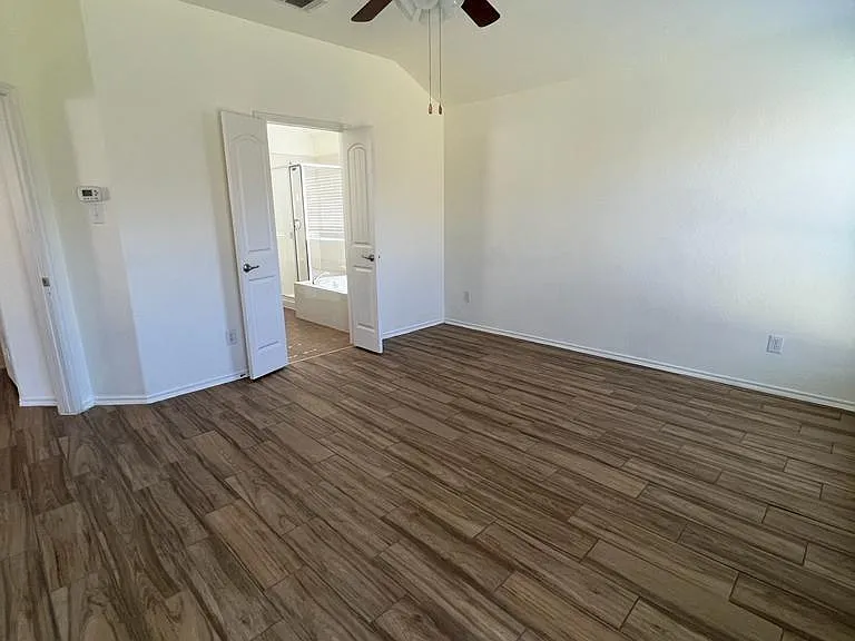1011 Meadow Green Ct — Photo 9