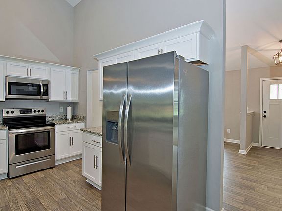4th image of 1085 Stoneham Cir