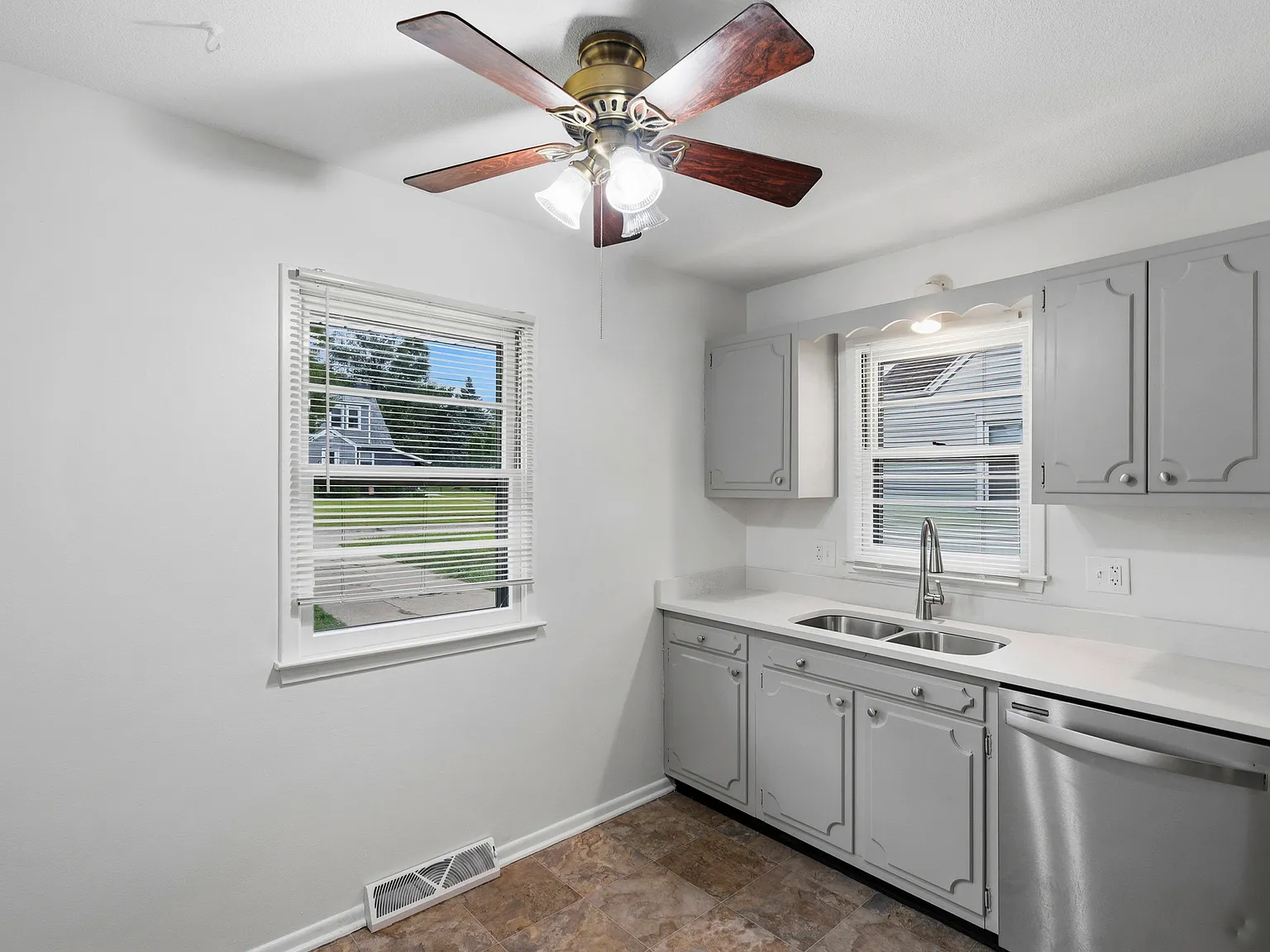 2 bed, 1000 sqft, $1,375 — Photo 4