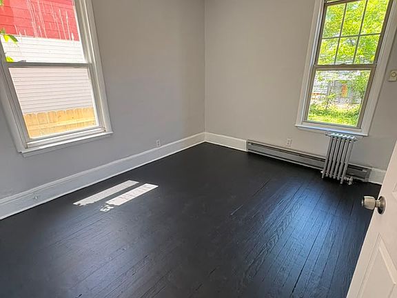 5th image of 381 Leslie St Floor 2