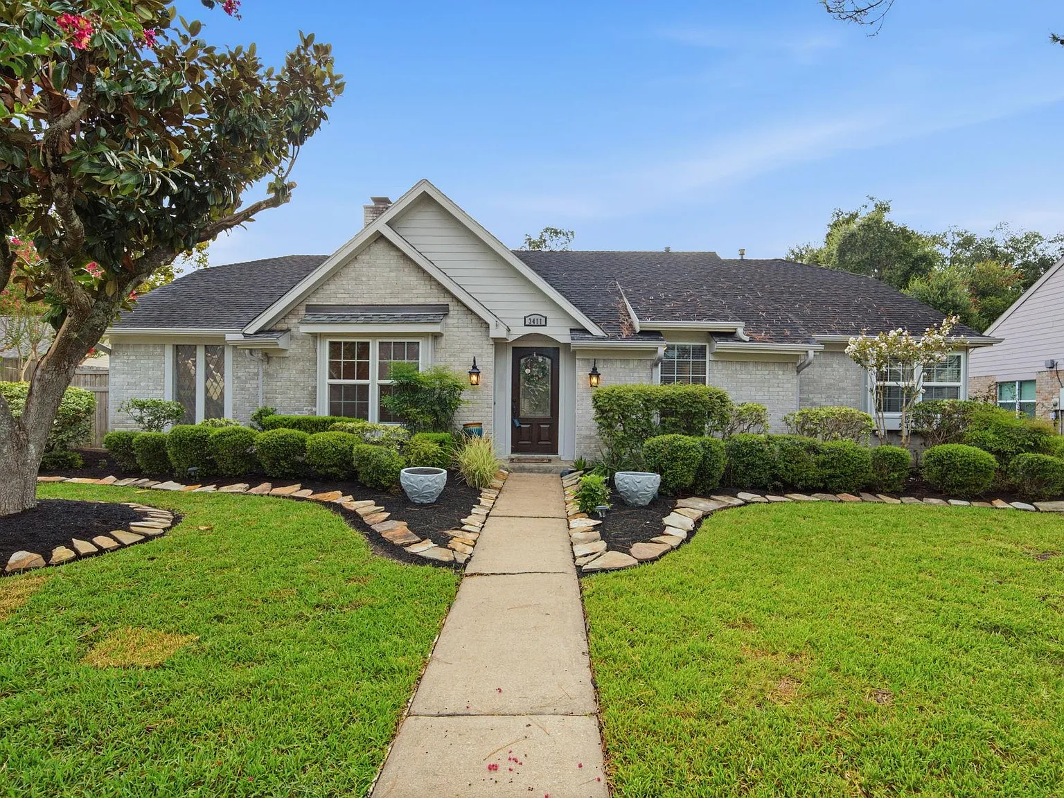 4 bed, 2.0 bath, 2800 sqft, $3,400 — Photo 1