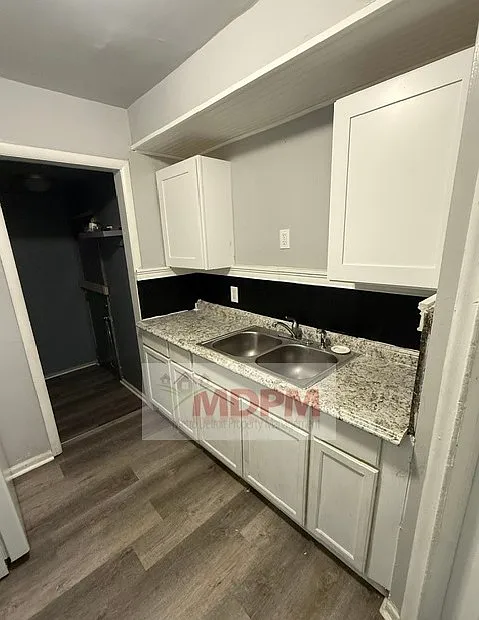 3 bed, 900 sqft, $1,300 — Photo 3
