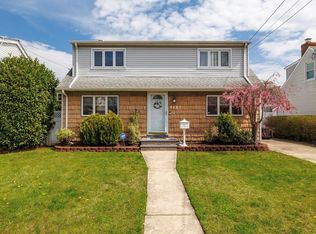 2357 Willow St, Wantagh, NY 11793