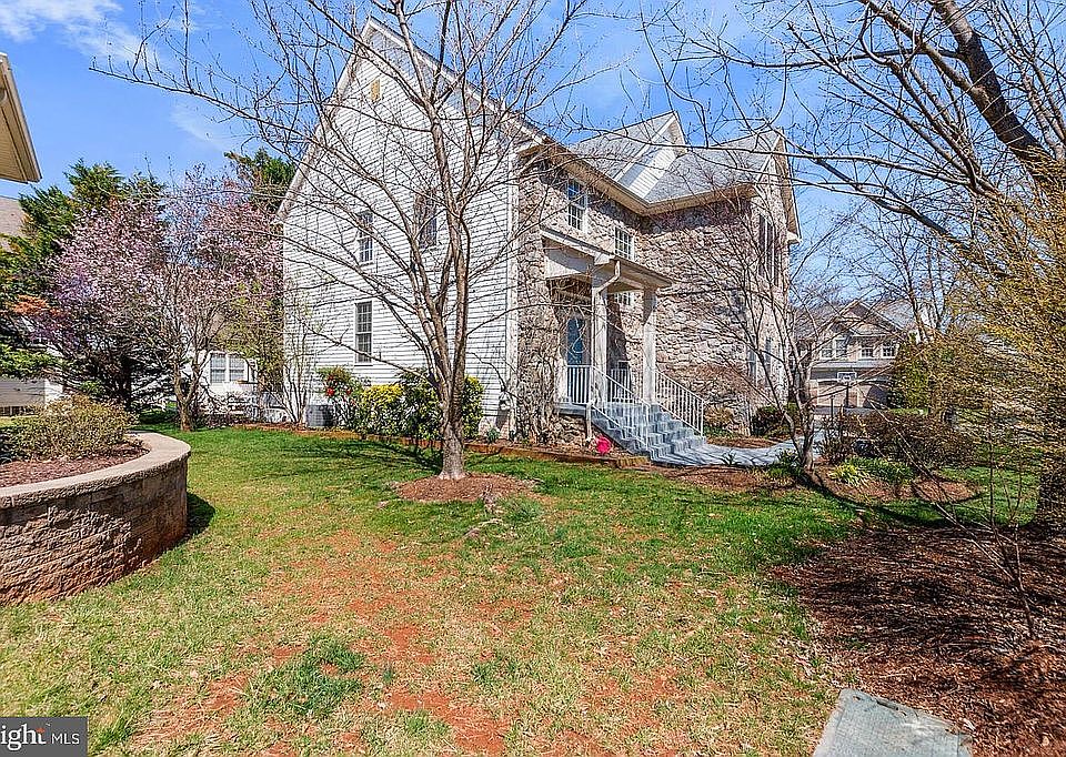 1st image of 46303 Summerhill Pl