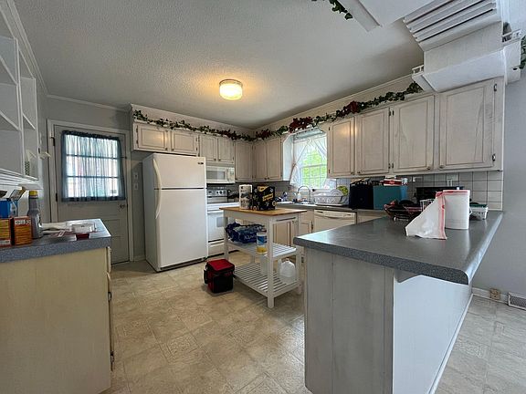 4th image of 305 Somerset Dr