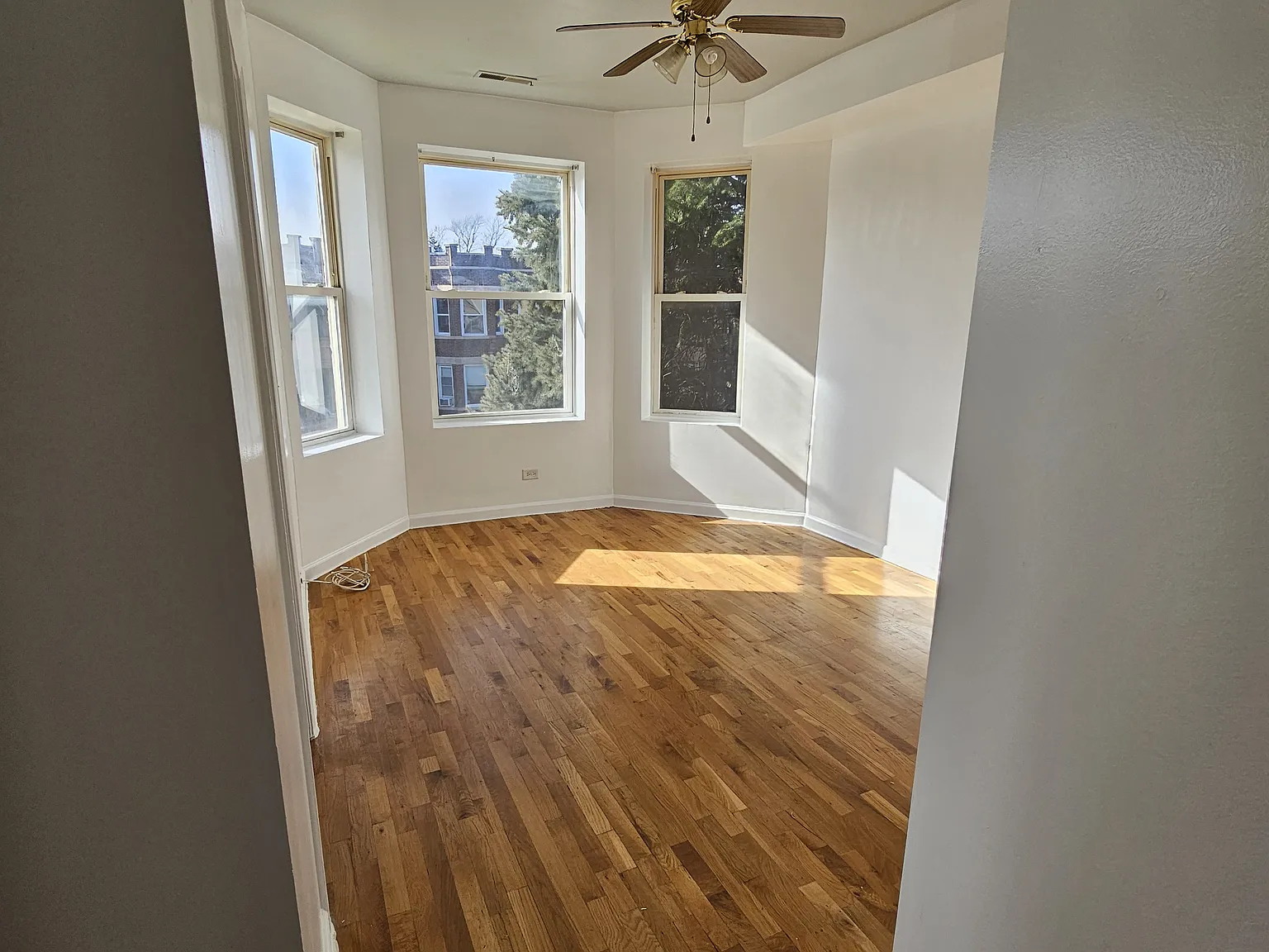 3 bed, 1000 sqft, $1,800 — Photo 2