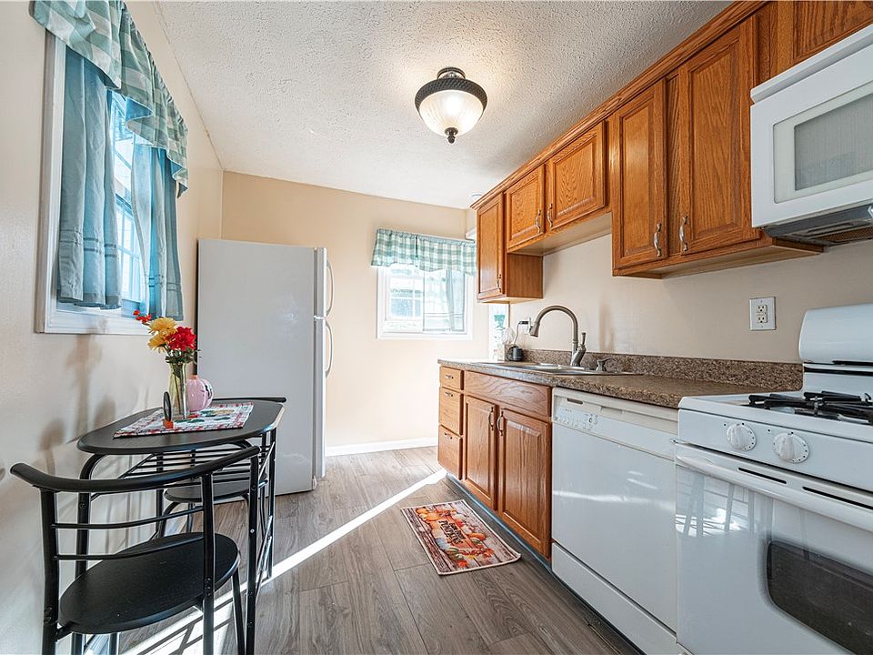 10th image of 23 Walnut St