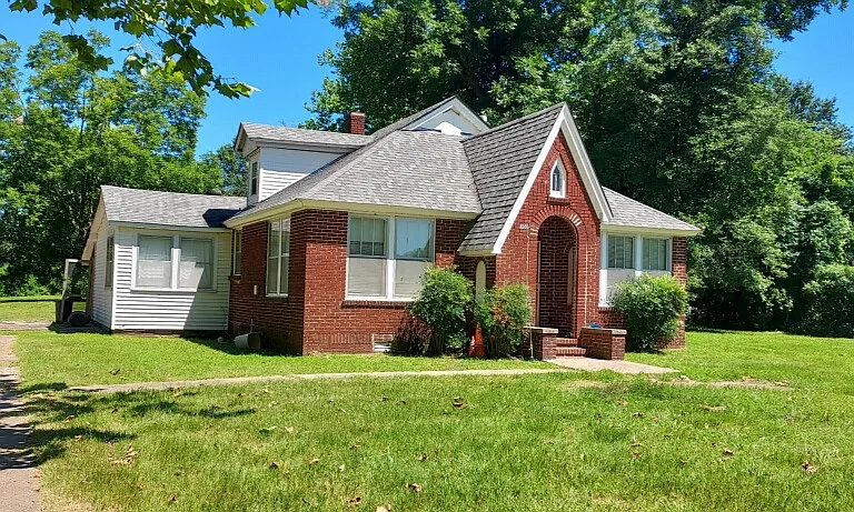 300 Rose Ln — Photo 1