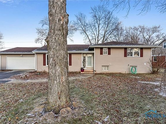 2nd image of 615 Lincolnshire Ln