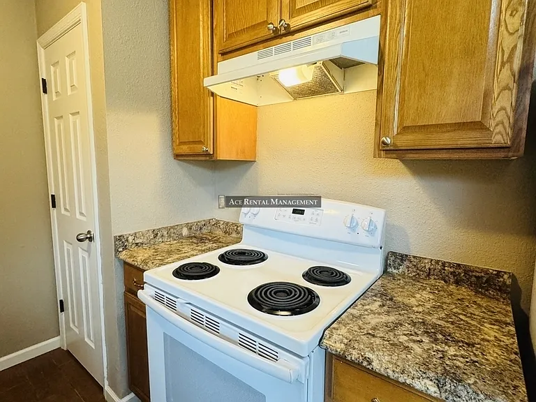 Pine Shadows Duplex Apartments — Photo 9