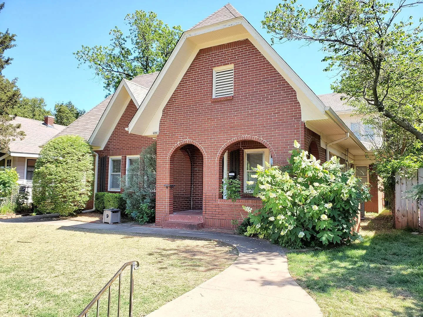 Great 2-Story, 2 Bedroom & 2 Bathroom Available Now in Mesta Park! — Photo 3