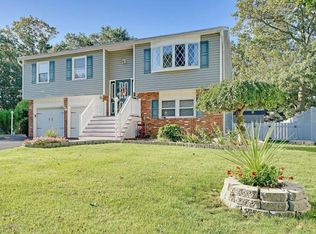 4 Grouse Dr, Bayville, NJ 08721
