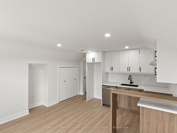 5th image of 513 Parkhill Rd W #C