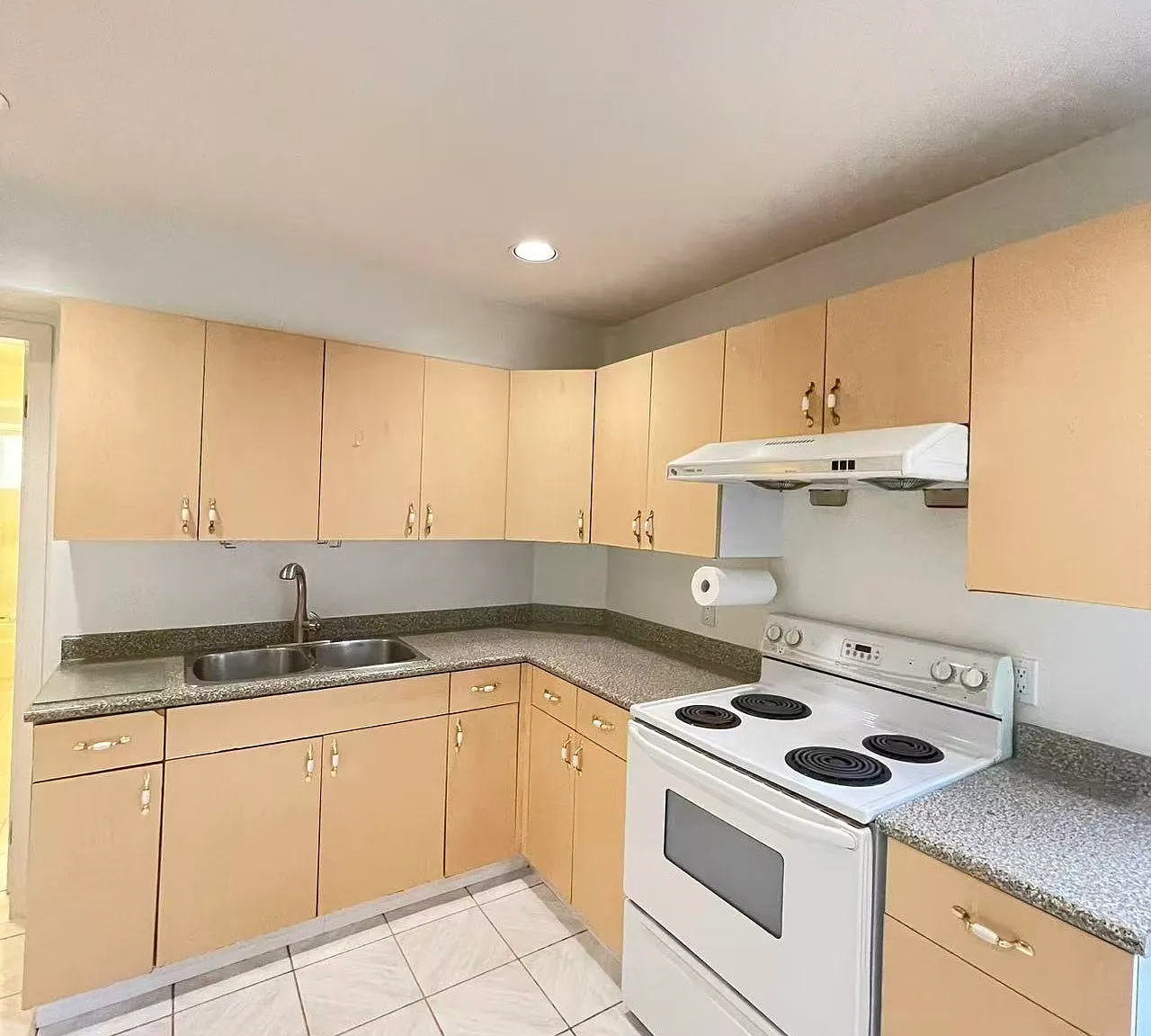 3 bed, 900 sqft, $2,000 — Photo 2