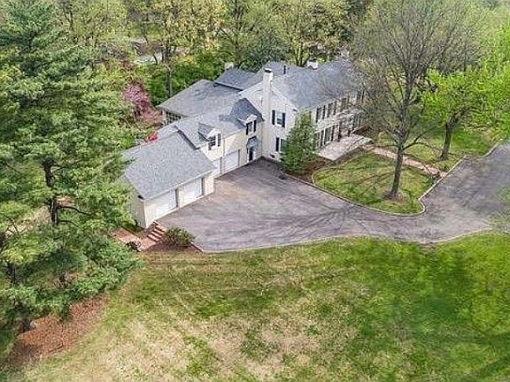2nd image of 16 Colonial Hills Dr