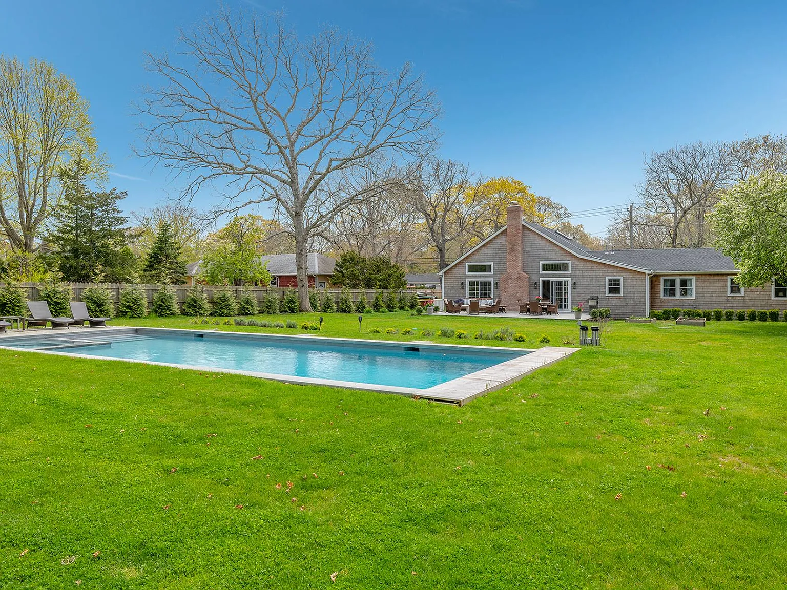 Oversized heated gunite pool with spa — Photo 3