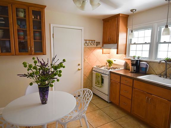 Eat-in Kitchen