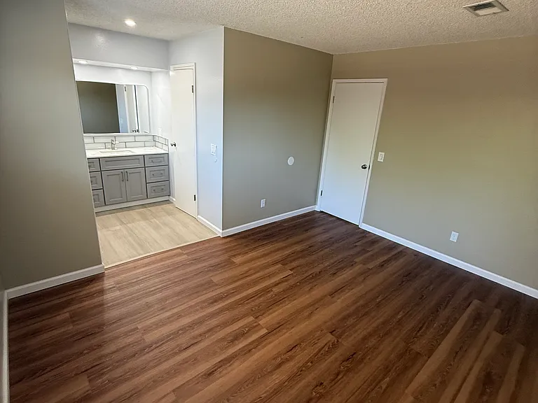 2041 Robin Dr — Photo 8
