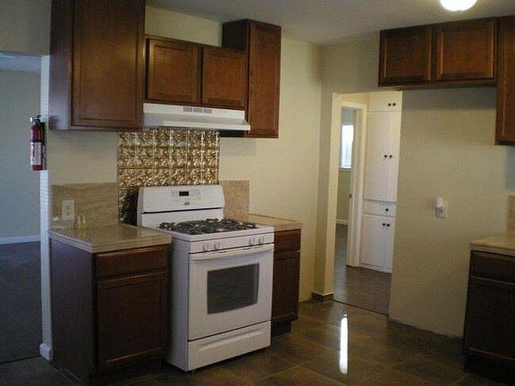 big kitchen, a lot of cabinet space, laminate floors, ceiling fans thru out the house, central air