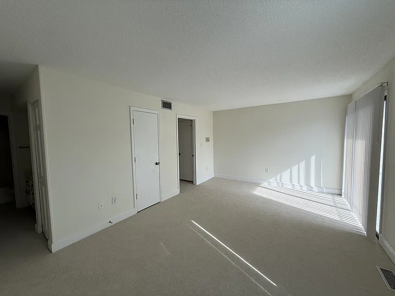 155 Beaufort Ct — Photo 16