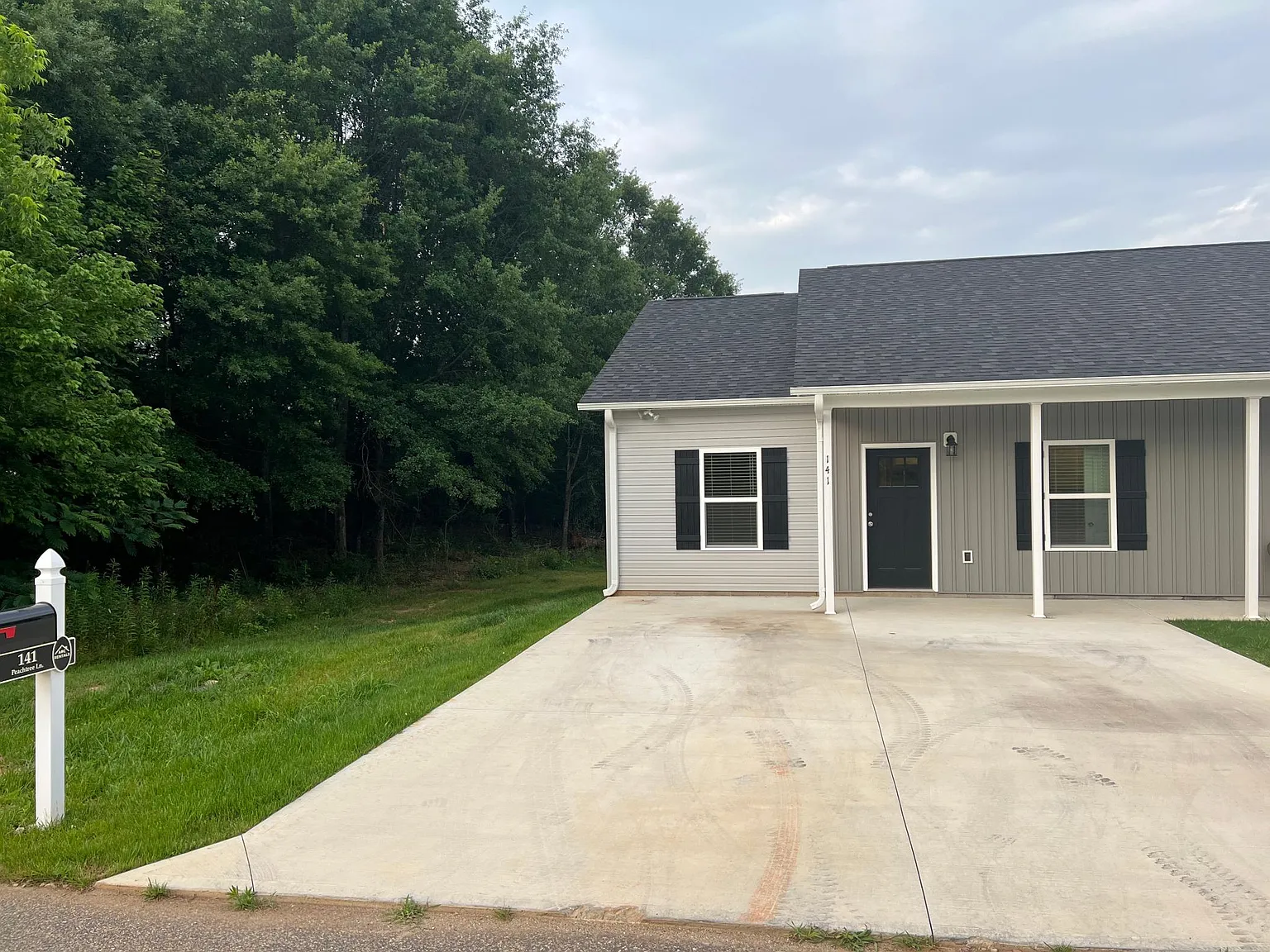 141 Peachtree Ln — Photo 2