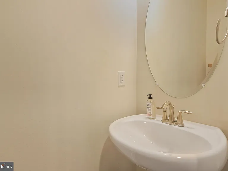 813 Rockwell Ave — Photo 21
