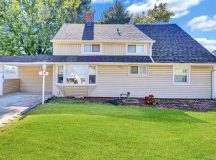 29 Walnut Ln, Hicksville, NY 11801