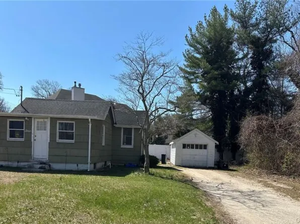 4 1st St, Coram, NY 11727