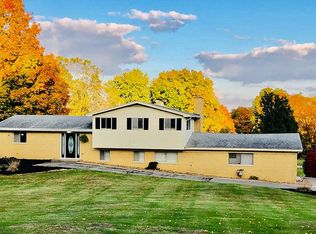 1827 Almeda Dr, Hillsdale, MI 49242
