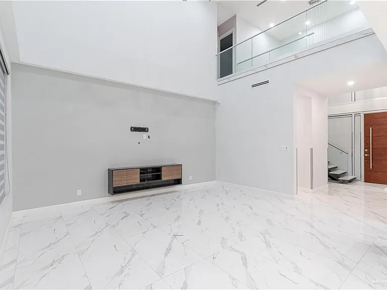 2416 S Thames Dr — Photo 12