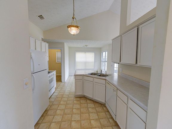 3rd image of 200 Prestwyck Oak Pl