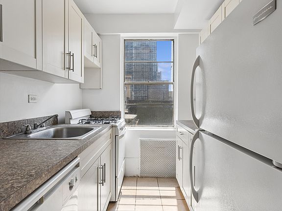 4th image of 225 E 46th St APT 8C