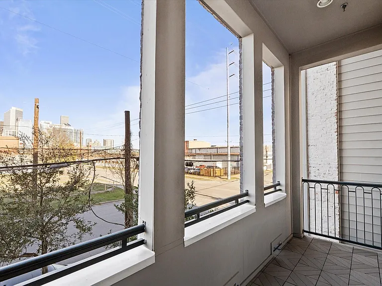 1005 Saint Charles St — Photo 18