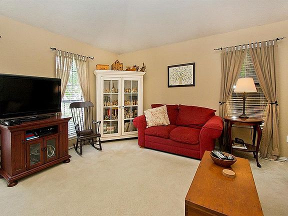3rd image of 1521 Mayflower Dr