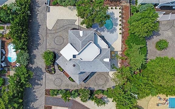 2nd image of 140 Long Beach Blvd #B