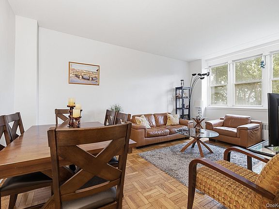 3rd image of 55 Knolls Crescent #1B