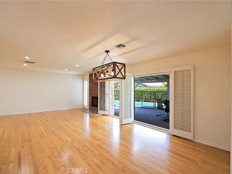 17135 Tiara St — Photo 4