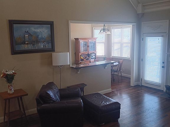 5th image of 138 Farmingdale Dr