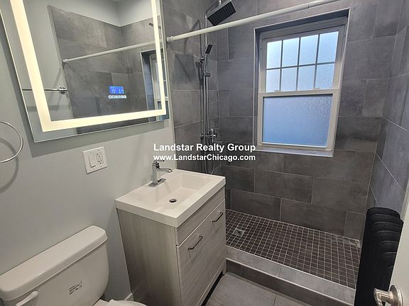 3rd image of 1059 W Glenlake Ave APT 1W