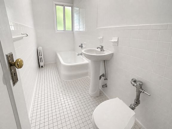 4th image of 92-52 Vanderveer St #4B