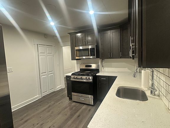 4th image of 527 41st St Floor 1
