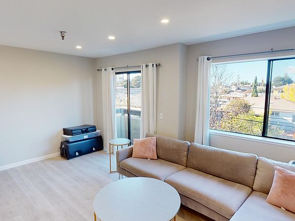 2nd image of 711 S Bayshore Blvd APT 12