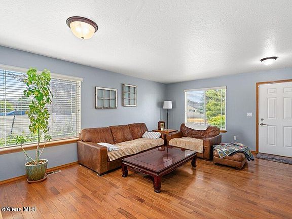 3rd image of 3050 E Thrush Dr