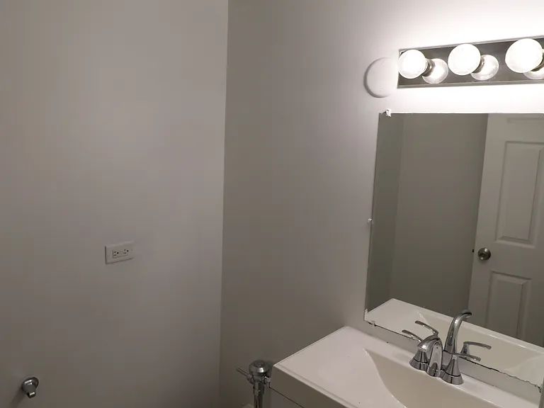 2548 N Southport Ave #2F — Photo 7