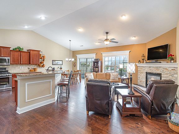 3rd image of 3015 Winter Garden Dr